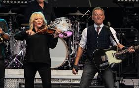 DiegoAManrique's tweet photo. Muere SUKI LAHAV, 74 años, la violinista y cantante ocasional que respaldó a BRUCE SPRINGSTEEN en sus primeros años, antes de Born to Run. Aquí están en 1975, haciendo una arrabalera versión del anhelante I Want You, de Bob Dylan. https://t.co/qnpn2qGxOz https://t.co/YGKG8kghAo