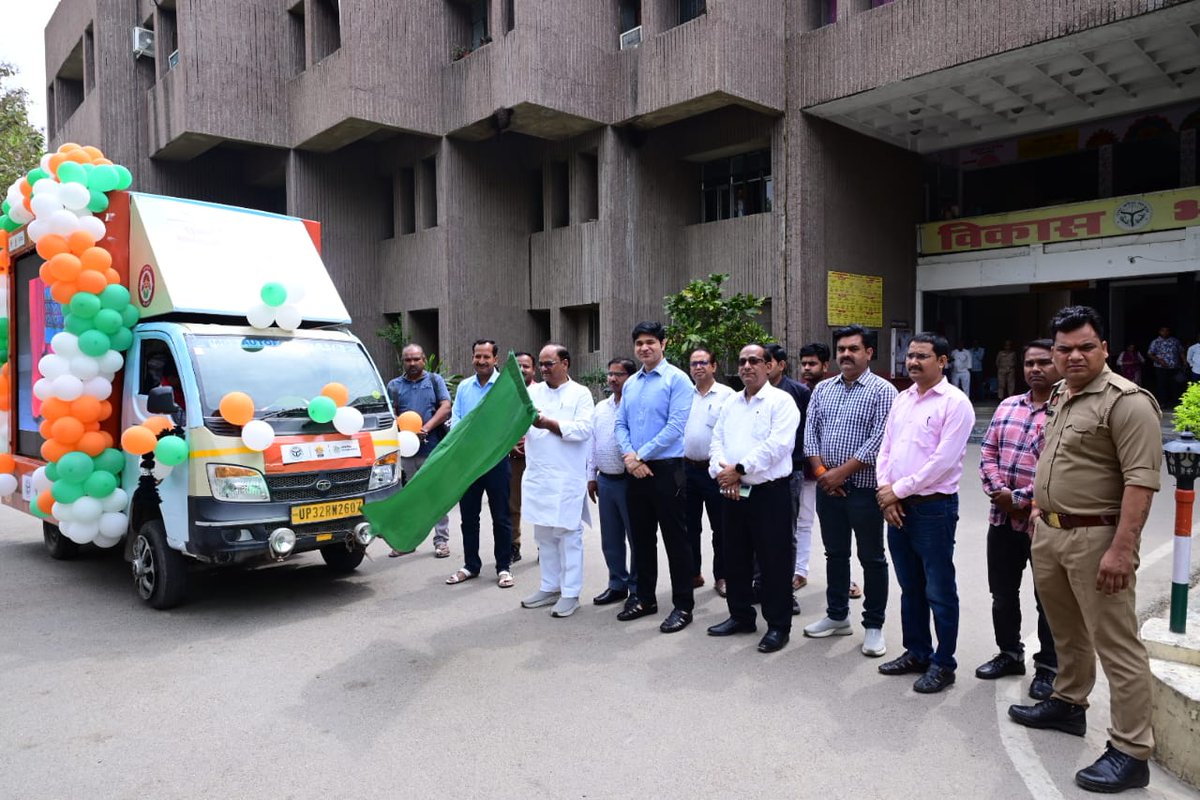 School Chalo Abhiyan: Live telecast of Hon’ble CM Yogi Adityanath’s Varanasi programme held at Vikas Bhawan Pratapgarh.
MLA Sadar Shri Rajendra Kumar Maurya flagged off an LED van to boost enrolment. 📚 Every Child In School 🏫
#GovernmentofUP #BasicEducationUP