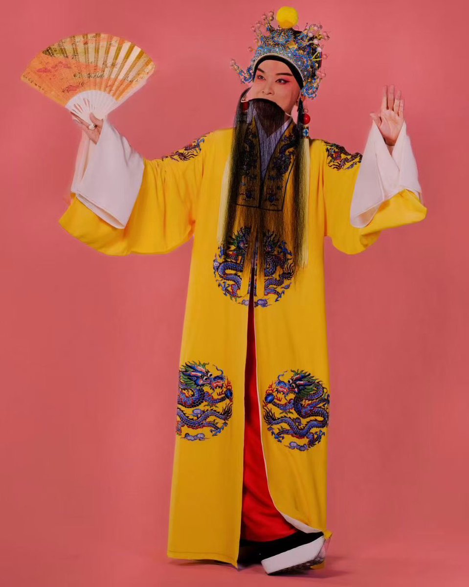 meikagallery's tweet image. Pang Xiaowei — Opera Series
Color speaks, tradition breathes.
A quiet presence before the story begins.

Do you enjoy traditional opera?

#PangXiaowei
#Opera
#ColorPhotography
#ArtPhotography
#Portrait
#TraditionalArt