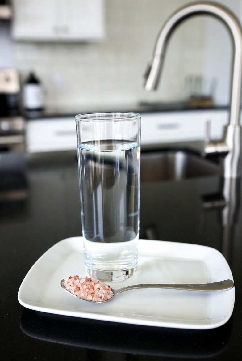 g_diets_'s tweet photo. Morning Hydration Ritual (Before Your First Meal)

Your body has not had water for 7–8 hours. Before anything else, hydrate.

What to do:
Warm water. Not cold. Not boiling. Warm.

Add a pinch of unrefined salt (sea salt or Himalayan salt). This provides sodium, potassium, and trace minerals that help your cells absorb the water instead of just flushing it through.

Wait 20–30 minutes before eating.

What this does:
Rehydrates your cells after overnight repair.
Supports kidney function.
Primes your digestive system for the first meal.
Gently activates your metabolism without spiking insulin.

What NOT to do:
Do not drink cold water first thing. Cold water constricts blood vessels in your gut and slows digestion.

Do not add sugar, honey, or fruit juice. This is hydration, not a meal.

WARNING:
If you have kidney disease or are on a sodium-restricted diet, skip the salt and use plain warm water.

Consult your doctor before adding sodium if you have existing kidney conditions.

If you want help structuring your meals properly, reach out on WhatsApp to get a well-structured meal plan.

Share and tag your friends.