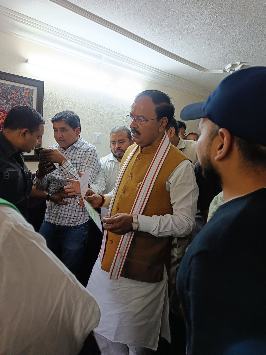 LoyalR0hitFan's tweet photo. आज  माननीय उपमुख्यमंत्री श्री @kpmaurya1 जी से भेंट की और UPSI भर्ती के संबंध में अपनी बात उनके समक्ष रखी। उन्होंने हमारी मांगों को धैर्यपूर्वक सुना और सकारात्मक आश्वासन दिया। इस स्नेहपूर्ण सहयोग के लिए हृदय से आभार। 🙏
#UPSI_Increase_2000_Post
#UPSI_Show_Marks @Raghavthakur100 https://t.co/PnDMFjX4mg