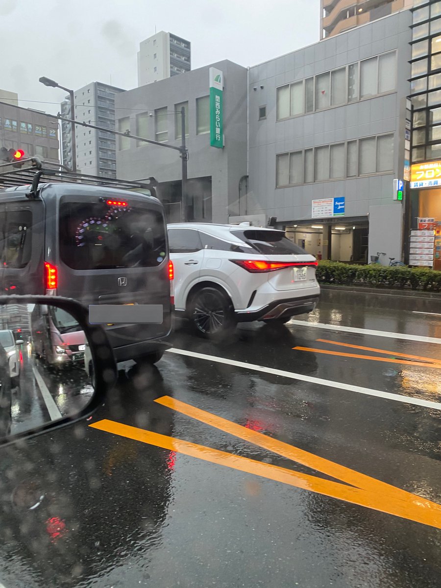parayan1470's tweet photo. レクサスRX250か350
ナンバー 大阪 359 さ1205
コイツ気をつけてけ！
割り込みしてきてサンキューハザードもなし自己中野郎！
なんか問題言うてくるも窓も開けず言う低脳野郎！笑笑
顔撮ろうとしたら進みやがった笑笑
ナンバー晒しとくわー！
文句あるならDMしてこい！

#交通トラブル #危険運転 #大阪 https://t.co/DP7BXhg2oc