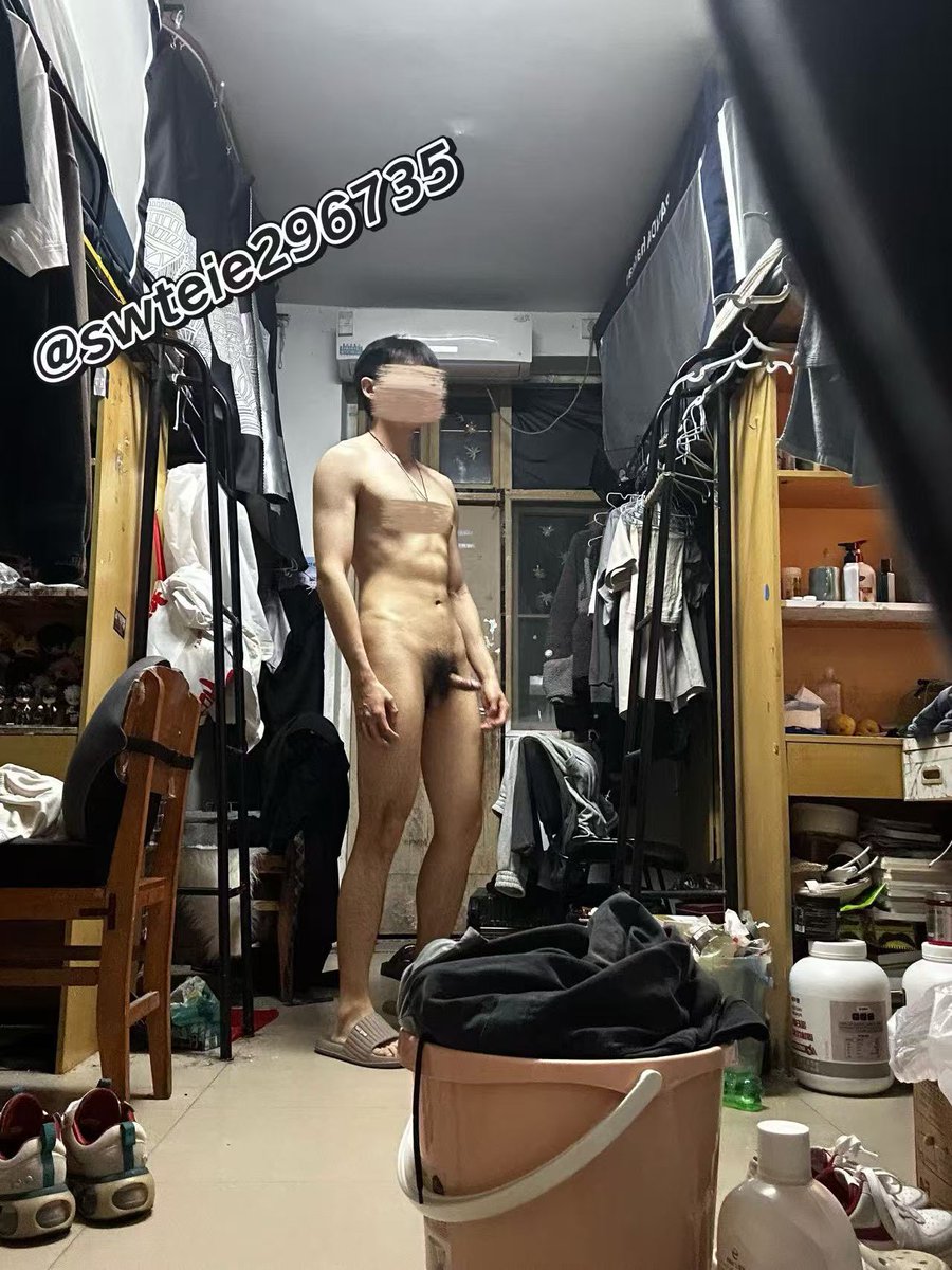 stweie296735's tweet photo. 宿舍没人，自己偷偷玩🤪 #宿舍 #露出 #宿舍露出 #暴露 #男大 #裸体 https://t.co/TsWPMmEJgc