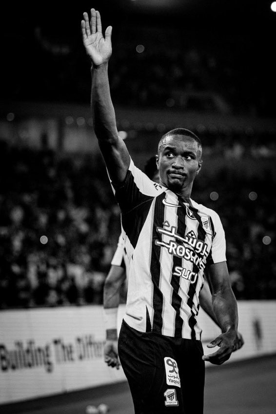 شفت مباراة فريقنا البارح وفزنا الحمدلله فوز تاثيره معنوي فقط…

لكن استوقفني هذا الاعب الارعن ضيّع فرص سهلة بشكل غير جنوني ولما تنتظر منه يعوضها يزيد الطين بلّه بطرد غبي يضحك أكثر مما يقهر‼️
هذا النوع من التصرفات ما هو بس خطأ فردي هذا يضر الفريق كامل ويهدم مجهود 90 دقيقة 

إذا