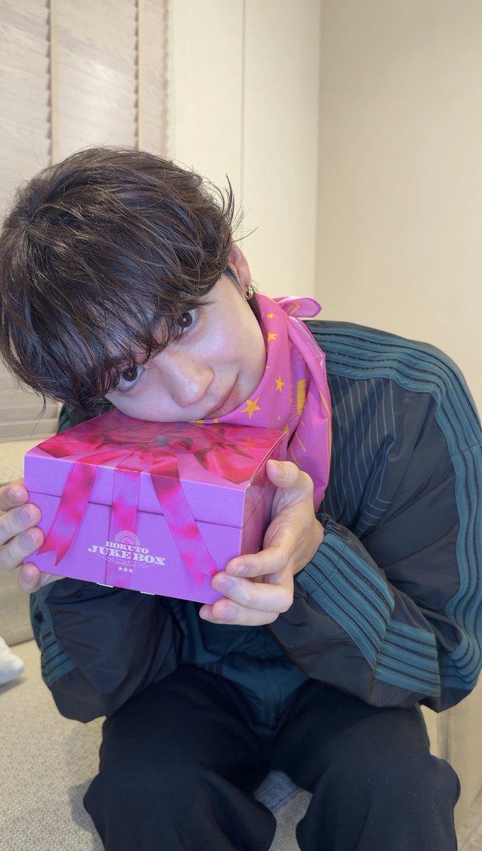 hokuto_staff's tweet photo. ／
📢スペシャルグッズ盤 
ご予約締切まであと2日！⏰
＼

HOKUTOの想いがこもったBOX🎁
お買い忘れないようにお願いします✨

1st Album「JUKE BOX」
数量限定スペシャルグッズ盤
ご予約受付は4/6(月)23:59まで！

※THE RAMPAGE OFFICIAL FAN CLUB 会員限定販売
※完全受注生産となります

▼ご予約はこちら
🔗https://t.co/d97qygMuEw

#HOKUTO #JUKEBOX