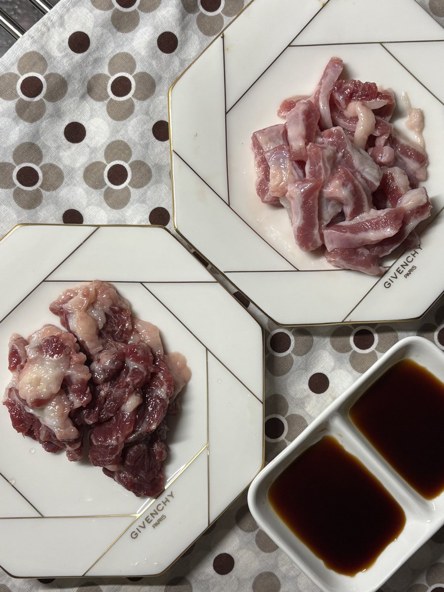 raspberry2130's tweet photo. ふるさと納税の馬肉を切った
サガリとふたえご
どっちがどっちかもう分からない https://t.co/1w20QQayoc