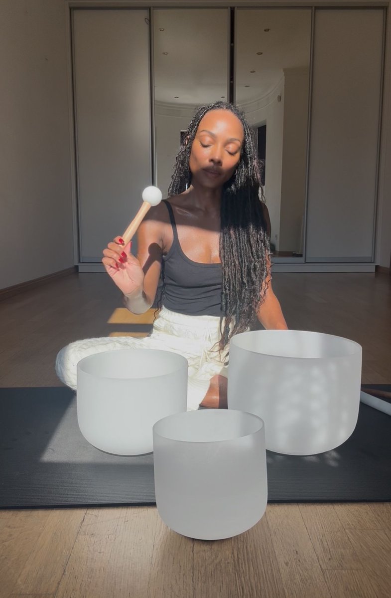 lisanwoods's tweet image. my saturday ritual: bowls out. light arranged. room settles before anyone arrives. the nervous system reads the environment before the mind decides it's safe. space is not neutral.

#SoundBath #NervousSystemReset @medpsyukraine