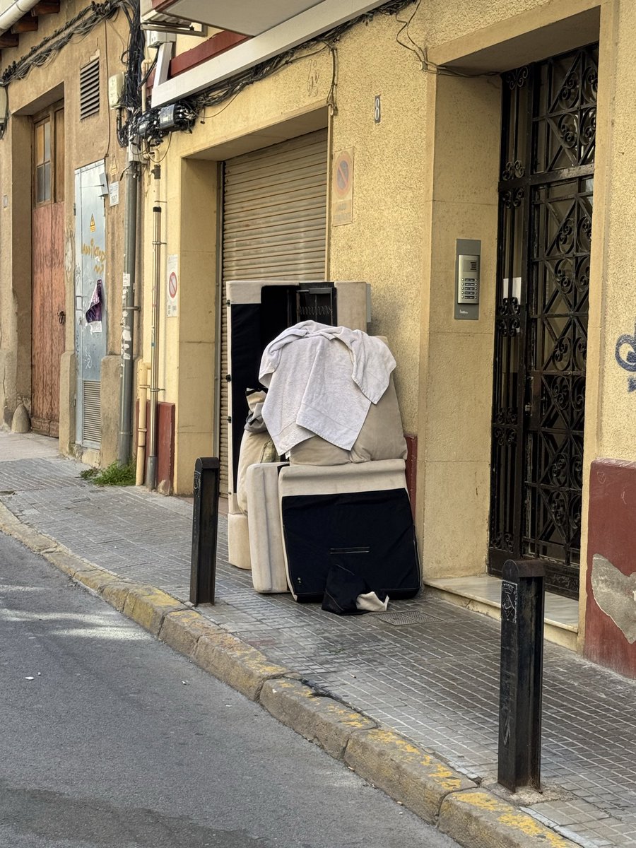 Isafemo's tweet photo. @apropcornella  lleva desde el jueves amontonado en plena calle Dr.Carulla
Pueden recogerlo https://t.co/dhetNdLUn3