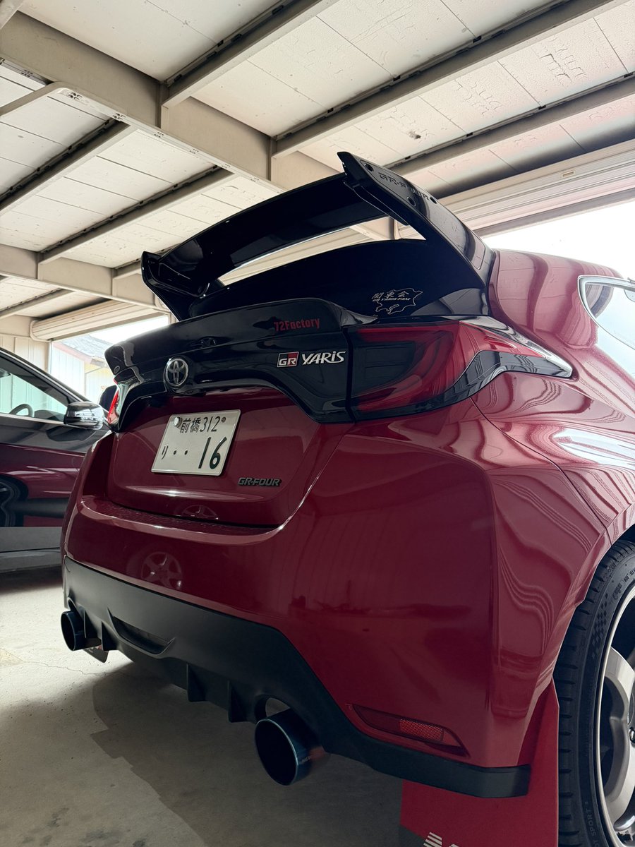 72Factory72gr's tweet photo. 【🛠️✨🏎️装着完了しました🏎️✨🛠️】

GRヤリス前期型にエアロパフォーマンスパッケージのウイングを装着しました🫡

APPウイングにはハイマウントストップランプがないため、前期型にもハイマウントストップランプを装着して車検対策もバッチリです👍✨
テールゲートスポイラーとの相性もバッチリ🥹🫶 https://t.co/TRFXZa27ix