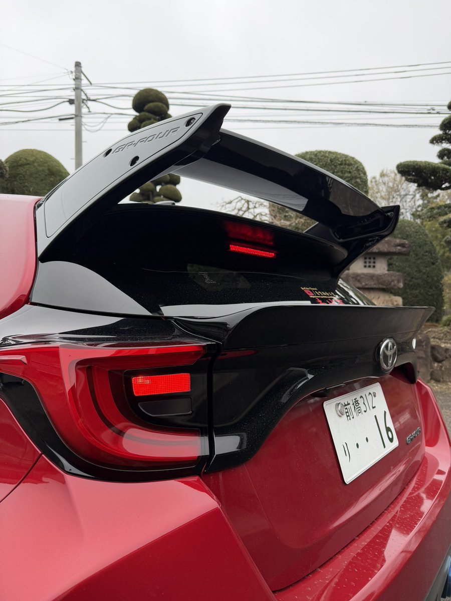 72Factory72gr's tweet photo. 【🛠️✨🏎️装着完了しました🏎️✨🛠️】

GRヤリス前期型にエアロパフォーマンスパッケージのウイングを装着しました🫡

APPウイングにはハイマウントストップランプがないため、前期型にもハイマウントストップランプを装着して車検対策もバッチリです👍✨
テールゲートスポイラーとの相性もバッチリ🥹🫶 https://t.co/TRFXZa27ix