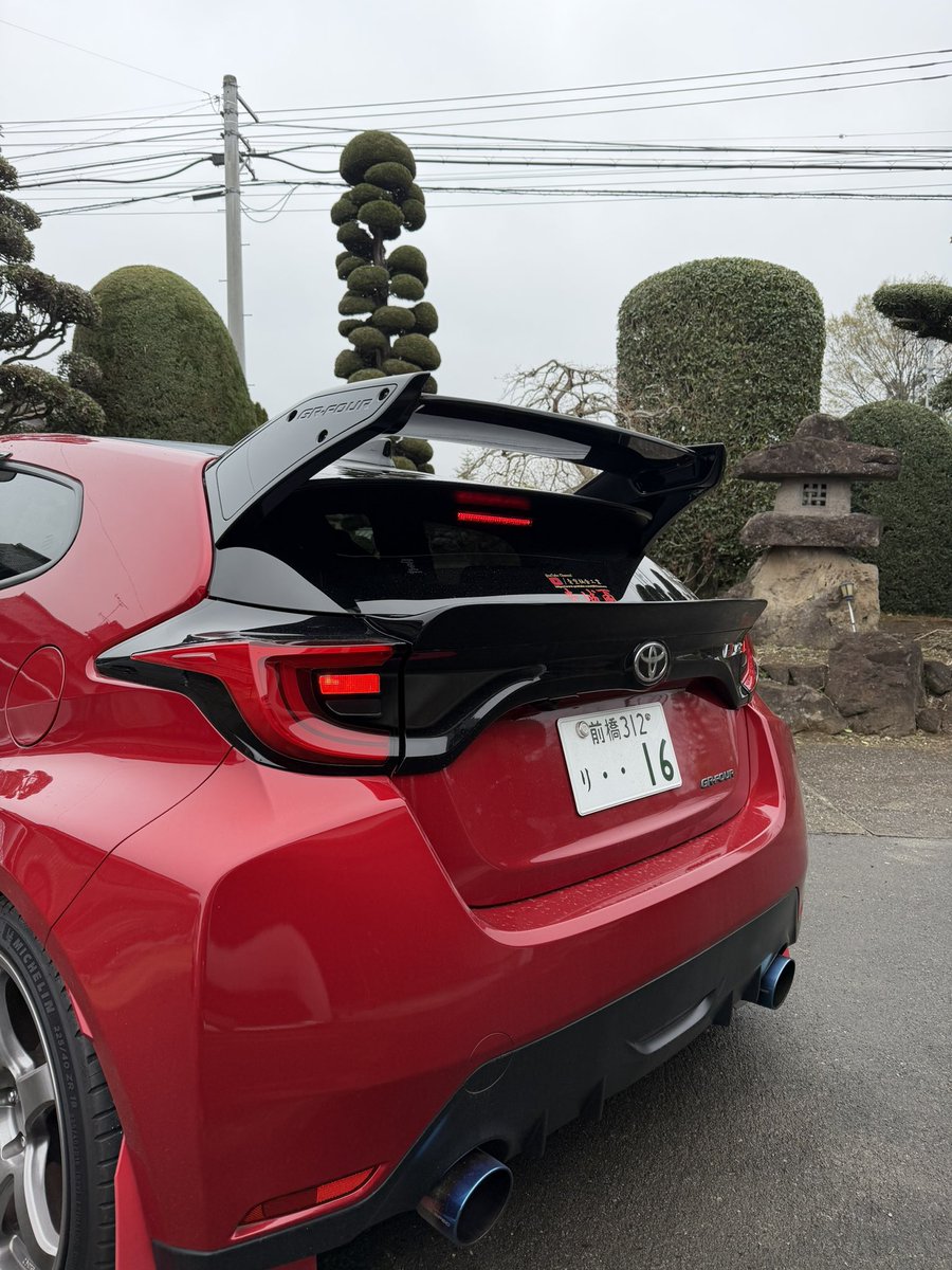 72Factory72gr's tweet photo. 【🛠️✨🏎️装着完了しました🏎️✨🛠️】

GRヤリス前期型にエアロパフォーマンスパッケージのウイングを装着しました🫡

APPウイングにはハイマウントストップランプがないため、前期型にもハイマウントストップランプを装着して車検対策もバッチリです👍✨
テールゲートスポイラーとの相性もバッチリ🥹🫶 https://t.co/TRFXZa27ix