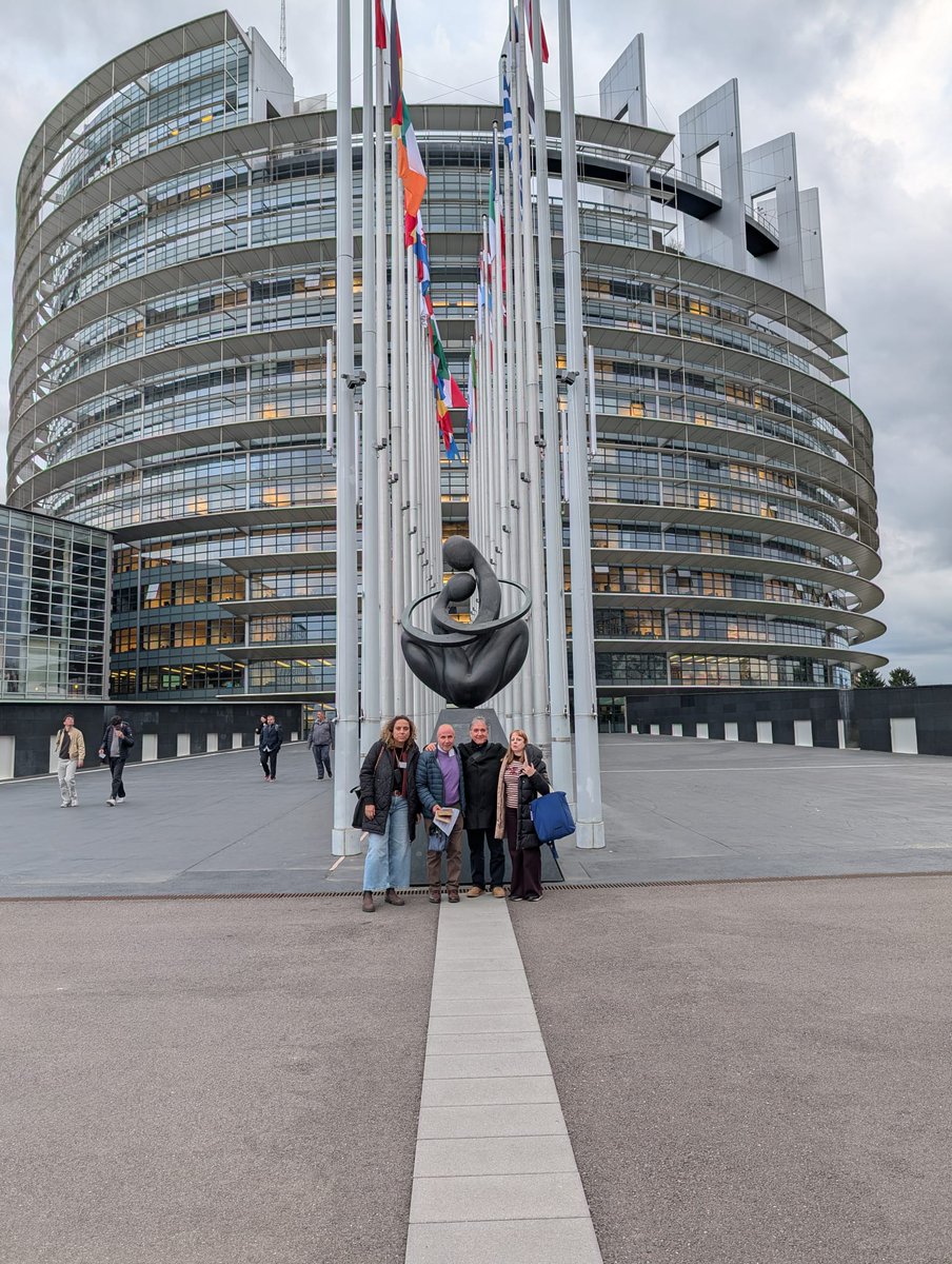 Nuestra UNIÓN EUROPEA ( siempre en construcción como nos muestra su edificio de  ESTRASBURGO ) es hoy más necesaria que nunca en el complicado PLANETA que vivimos. Una EUROPA con VOZ PROPIA, con  AUTONOMÍA ECONÓMICA / SEGURIDAD y que se haga RESPETAR ante CHINA, EEUU, RUSIA...