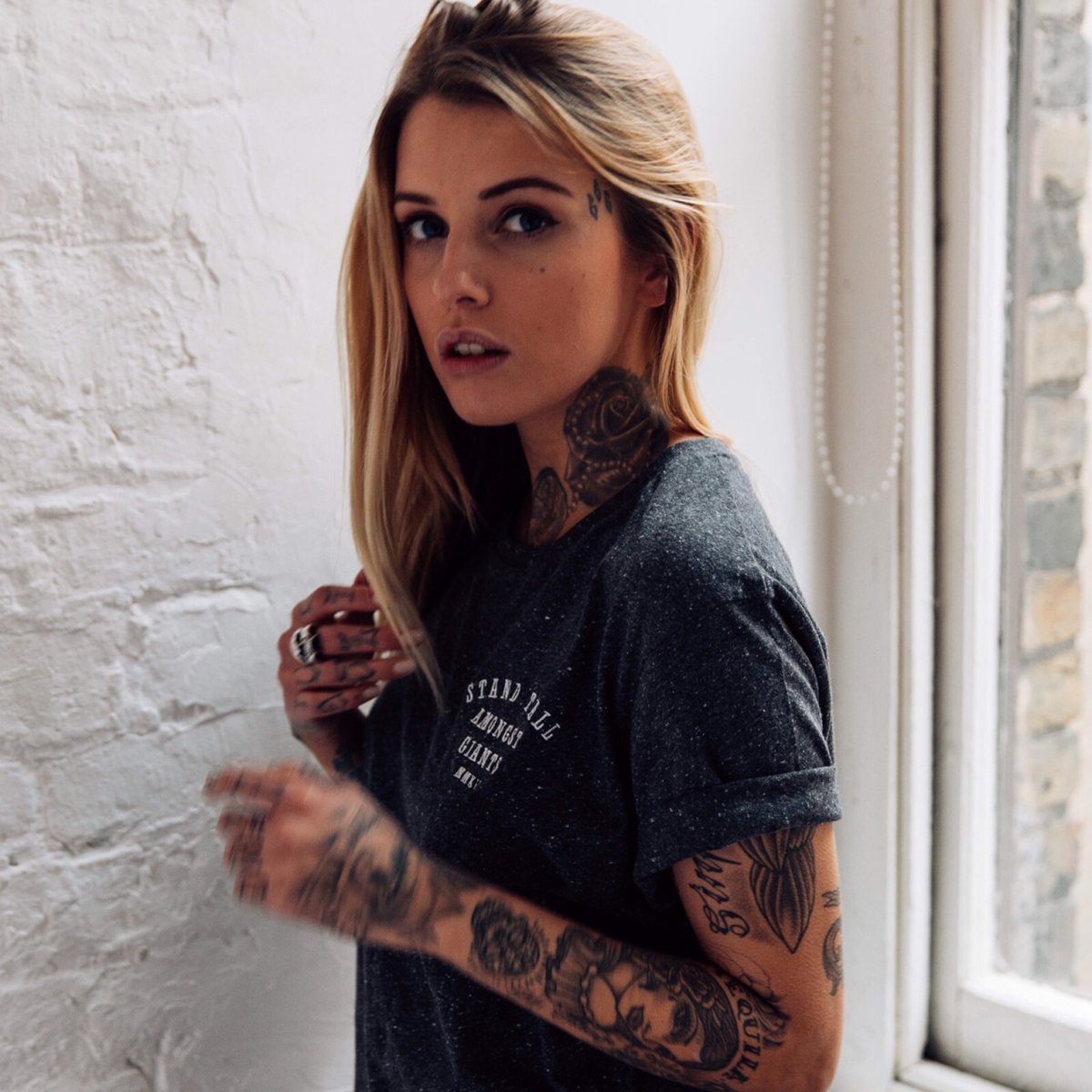 Chicas tatuadas tweet media