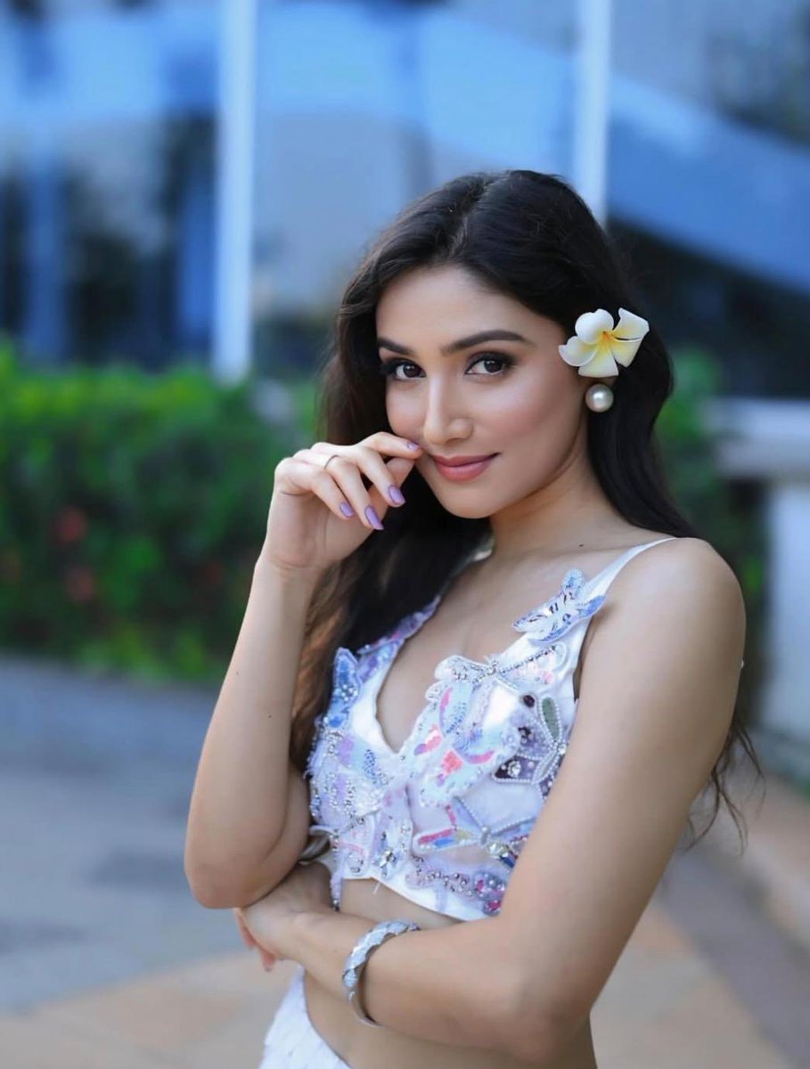 Actress @donalbisht drifting in elegance like a jellyfish, lighting up the event with her glow 💙✨
#DonalBisht #UnderwaterVibes #JellyfishGlow #TrendingLook #GlamQueen