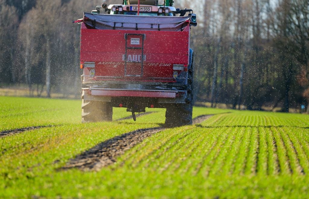 Jetzt explodiert auch noch der Dnger-Preis  Landwirte nicht nur von hohen  Spritpreisen betroffen https://t.co/YrBSNAe7Vd