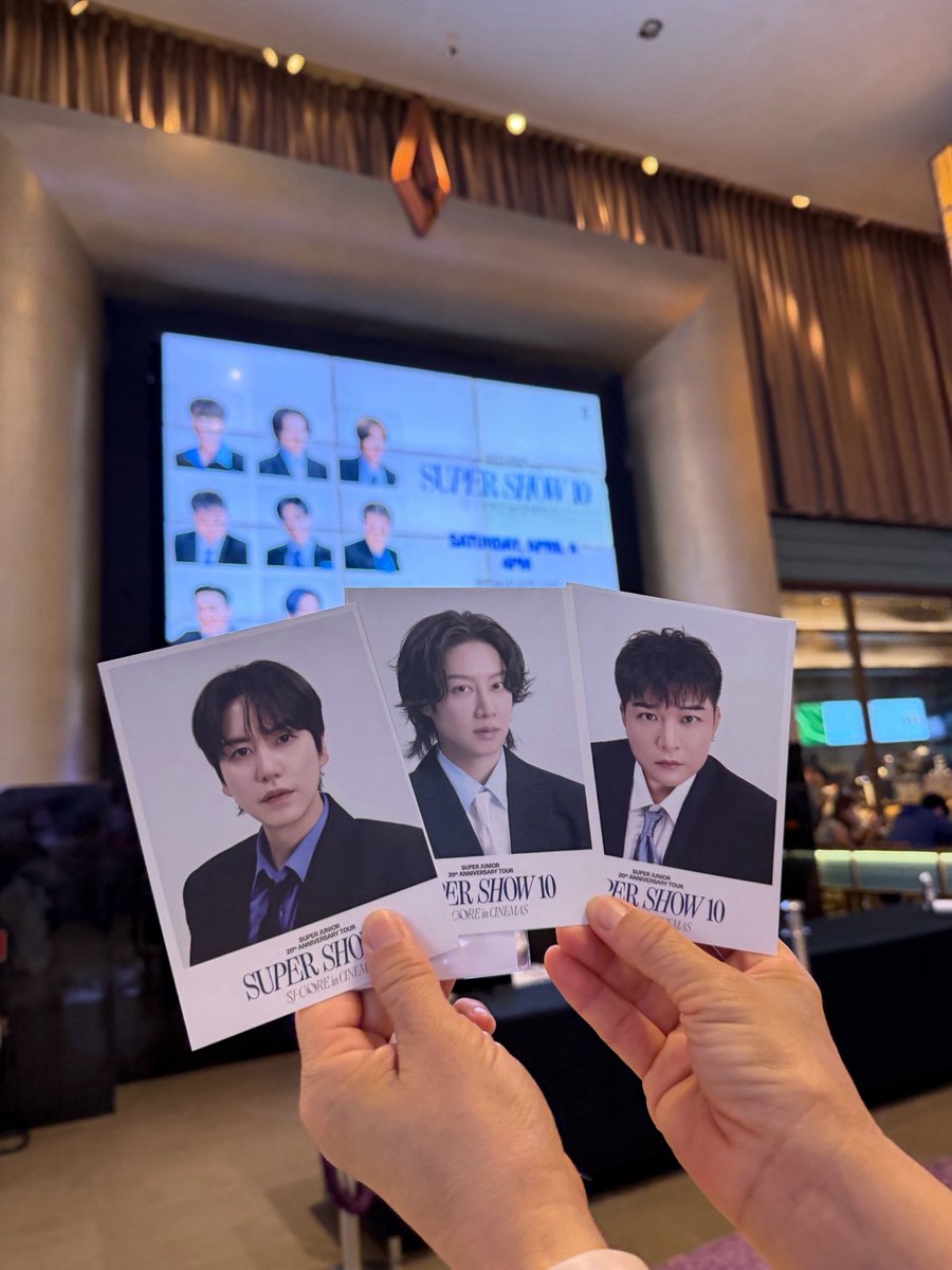 KNOWSWORK's tweet photo. ขออนุญาตตามหาเทรด ฟตก อึนฮยอกครับ (มี3คนในรูป) ตอนนี้อยู่ที่พารากอน เทรดหลังออกจากโรงกันครับ

#슈퍼주니어 #SUPERJUNIOR #SUPERSHOW #SUPERSHOW10_SJCORE
#อูรีนึนเอลพึเมเจอร์เยโย https://t.co/M9aQwyLxrh