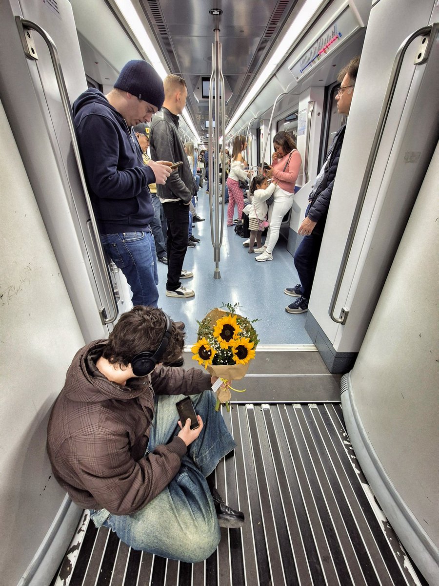 JazzCfree's tweet image. PHOTOGRAPHY:
"Love is the air".

Barcelona Underground.
Barcelona.

📷 Photo by JazzC.

#fotosconmoviljazzc #mobilephotography #streetphotography #Barcelona #BarcelonaUnderground