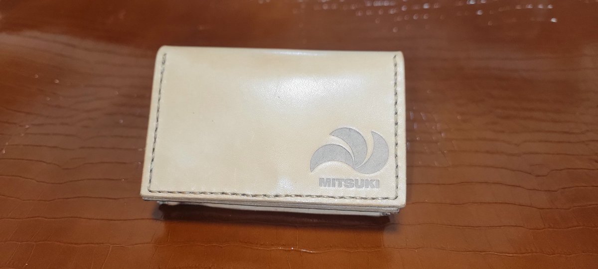 Sabage_Acount's tweet photo. 前回作った名刺入れをロゴ入りで、��業員の為に作りました！
中には持ち主の名前入りです☆ https://t.co/5k7fAGOyo7