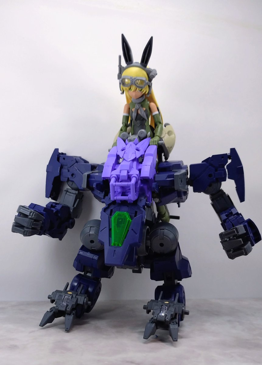 レプレロの製作開始ぃー✨
放置してたプロヴェデルをいじって合体メカみたくしよう画策。
仮組みで乗っけてるだけ合体だから色々詰めないとなー。

#30MM
#30MS