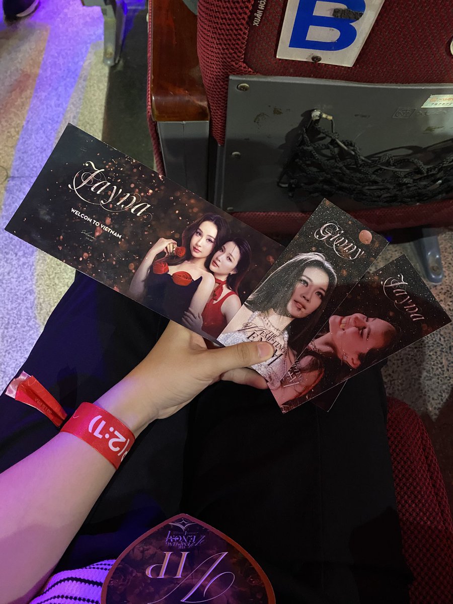 sau thời gian đứng chờ run chân cuối cùng em cũng đc zô ạ =))))

GINJAY TEMPTING VENOM IN HCM
#GinnyJayna1stFMinVietnam