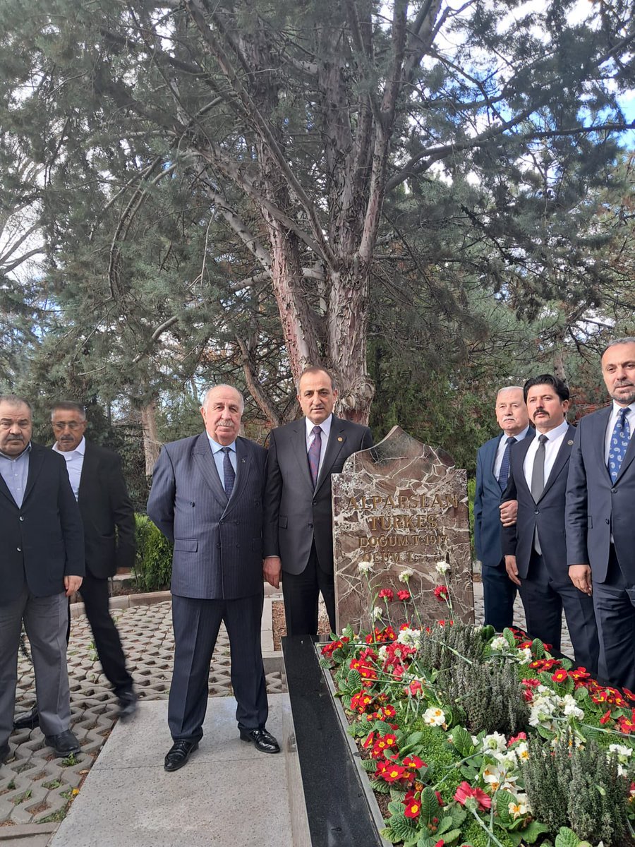 📍Ankara

MHP Kurucu Genel Başkanı Başbuğumuz Alparslan Türkeş’i vefatının 29. yıl dönümünde kabri başında rahmet, minnet ve dualarla andık.

Türk milletine adanmış bir ömrün, sarsılmaz bir iradenin ve kutlu bir davanın simgesi olan Başbuğumuzu saygıyla yâd ediyor; emanetine