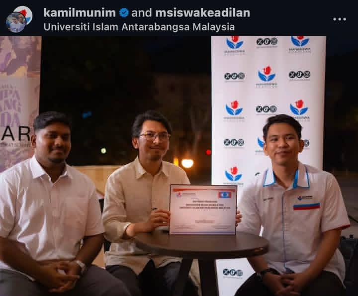 Mxllan's tweet photo. Wah dahsyat Ketua AMK boleh masuk IPTA siap boleh rasmikan cabang MKM UIAM🤔🤔 atas kapasiti apa kamil masuk IPTA??

Mohon penjelasan
@msiswakeadilan 
amkreformasi
https://t.co/0MeKUv5SIK https://t.co/2TmpuIODo9