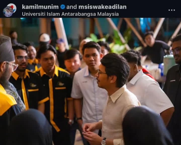 Mxllan's tweet photo. Wah dahsyat Ketua AMK boleh masuk IPTA siap boleh rasmikan cabang MKM UIAM🤔🤔 atas kapasiti apa kamil masuk IPTA??

Mohon penjelasan
@msiswakeadilan 
amkreformasi
https://t.co/0MeKUv5SIK https://t.co/2TmpuIODo9