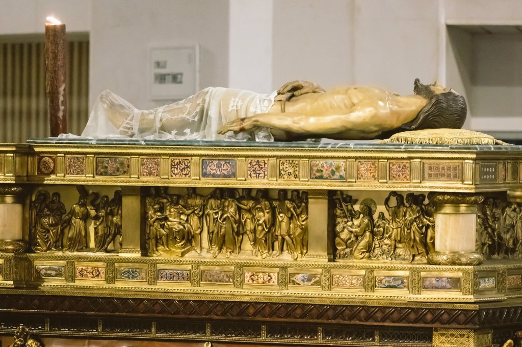 FrancisGarrid11's tweet photo. Silencio. Respeto. Tradición✝️🕯

​Málaga se hace oración al paso del Sepulcro. Una noche de Viernes Santo marcada por la sobriedad y una emoción que hiela el alma 

Un honor acompañar a nuestro Señor y a la Virgen de la Soledad un año más

​#Sepulcro
#SemanaSantaMálaga https://t.co/OwmIXJtme6