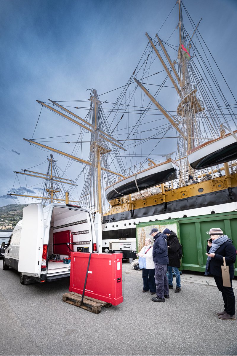 ItalianNavy's tweet image. Al termine dell’impegnativa attività di restauro presso l’Opificio delle Pietre Dure di #Firenze e l’Istituto Centrale per il Restauro di #Roma, sono rientrati a bordo di nave #AmerigoVespucci, i due dipinti realizzati da Rudolph #Claudus, testimonianze significative della