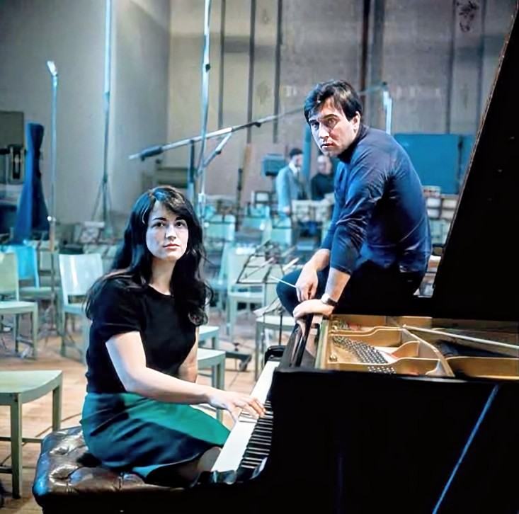ConrothN's tweet photo. Pianist #MarthaArgerich and conductor #ClaudioAbbado during their first joint recording session in #Berlin in 1967 - with the @BerlinPhil 🎹🎶

The recording session focused on piano concertos by #Ravel and #Prokofiev.

@DGclassics https://t.co/GSOEY1Pv5V