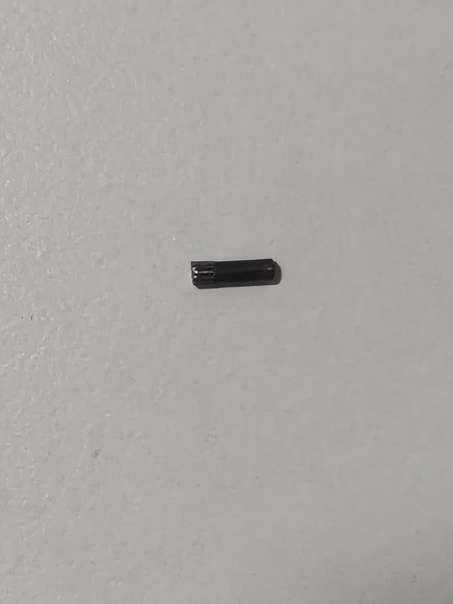 034Gie's tweet photo. 何か動作がおかしいなぁと思ったら、
アウターバレルのピンが……
折れるのね。
こうしたパーツ部品、ある程度の数を持つべきだとはわかっていますが、だんだん手に入らなくなってきてる（泣）

#P320
#SIGSAUER
#M17 https://t.co/JRNKl3IfXz