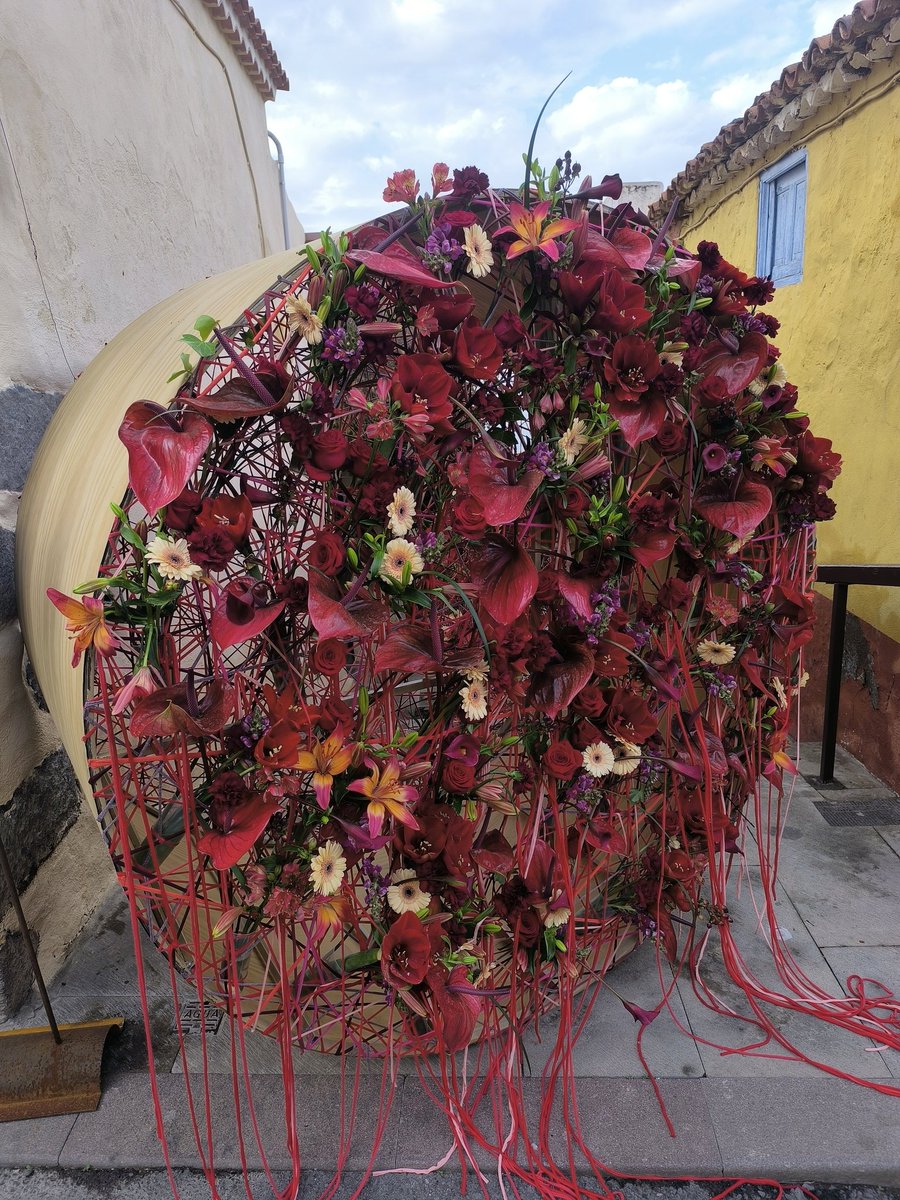leodesinquieto's tweet photo. ¡Planazo!🔝 La visita, como cada año, a la Pascua Florida de Guía de Isora 🌺🌹🌼 Unas delicadas creaciones repartidas por su centro histórico📍y que se pueden ver hasta mañana ⏰ #guiadeisora #tenerife #islascanarias
.
.
@guiade_isora @visitguia_isora @VisitTenerifeES @spain 😎 https://t.co/eEnPlkbZvG