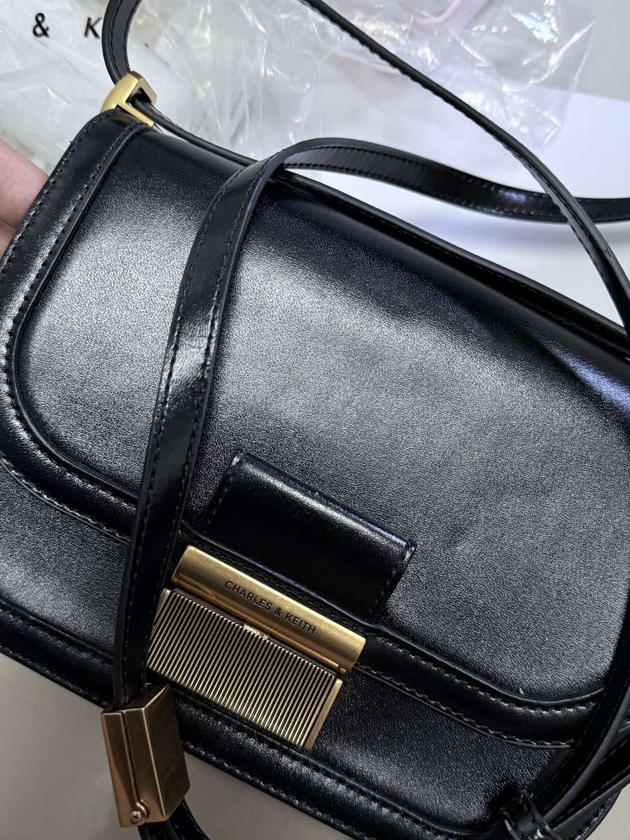 barthiton's tweet photo. ส่งต่อ : กระเป๋า charles &amp; Keith 🤍
ไม่มีตำหนิงับ 850 รวมส่ง 🌟 
พร้อมโอนลดได้นิดหน่อยย
สอบถามเพิ่มได้ค่ะ 

#ส่งต่อเสื้อผ้า #กระเป๋ามือสอง #charlesandkeith #charles&amp;keith #ส่งต่อกระเป๋า #ส่งต่อcharlesandkeith #charlesandkeithมือสอง https://t.co/GsqQTKMJWQ