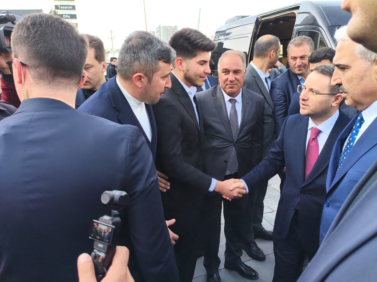 📍AK Parti Diyarbakır İl Başkanlığı 

Milletvekilimiz Sayın Mehmet Sait Yaz ile Birlikte Adalet Bakan Yardımcımız Sayın Sedat Ayyıldız’a ilçemizle ile ilgili yapılacak yatırımlar hakkında istişarelerde bulunduk.

Sayın Bakanımıza Samimiyetinden ve İlçemize İlgisinden dolayı