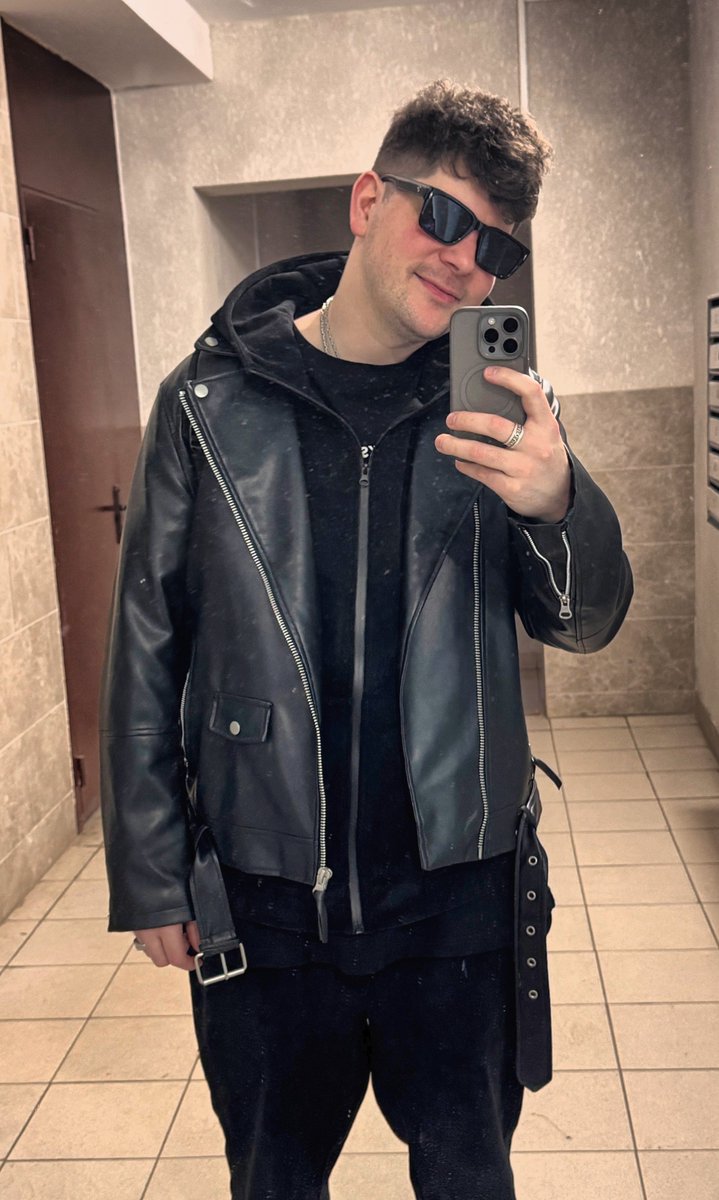 Помолись мне tweet media