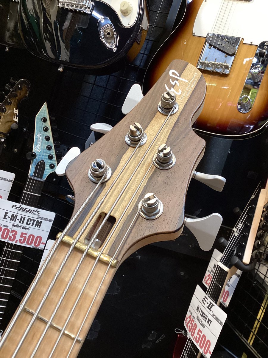 esptechhouse's tweet image. [中古入荷]
ESP Custom Order HALIBUT Ziricote 【USED】

希少なジリコテをトップにあしらったオーダーメイド品👀‼️
よく見るとトップ材とバック材の間にはまさかの材がサンドされています…👀

￥698,000-で販売開始です❕
#テクハスタッフたがわ
#御茶ノ水 #ESP #ベース #エレキベース