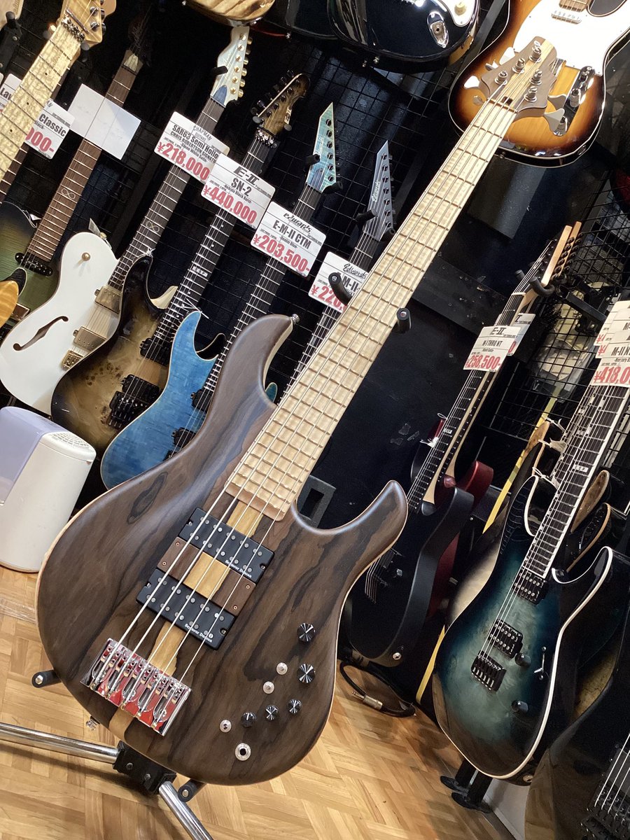 esptechhouse's tweet image. [中古入荷]
ESP Custom Order HALIBUT Ziricote 【USED】

希少なジリコテをトップにあしらったオーダーメイド品👀‼️
よく見るとトップ材とバック材の間にはまさかの材がサンドされています…👀

￥698,000-で販売開始です❕
#テクハスタッフたがわ
#御茶ノ水 #ESP #ベース #エレキベース