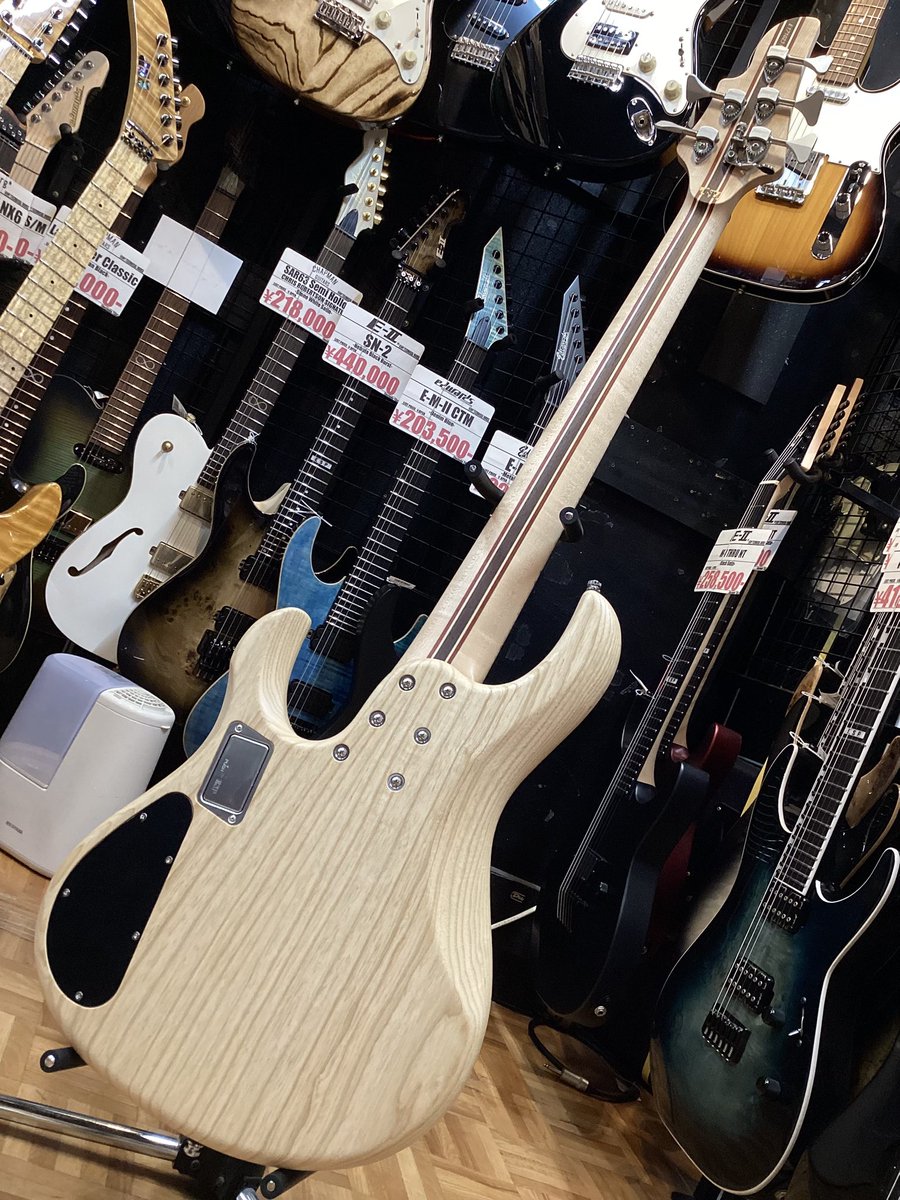 esptechhouse's tweet image. [中古入荷]
ESP Custom Order HALIBUT Ziricote 【USED】

希少なジリコテをトップにあしらったオーダーメイド品👀‼️
よく見るとトップ材とバック材の間にはまさかの材がサンドされています…👀

￥698,000-で販売開始です❕
#テクハスタッフたがわ
#御茶ノ水 #ESP #ベース #エレキベース