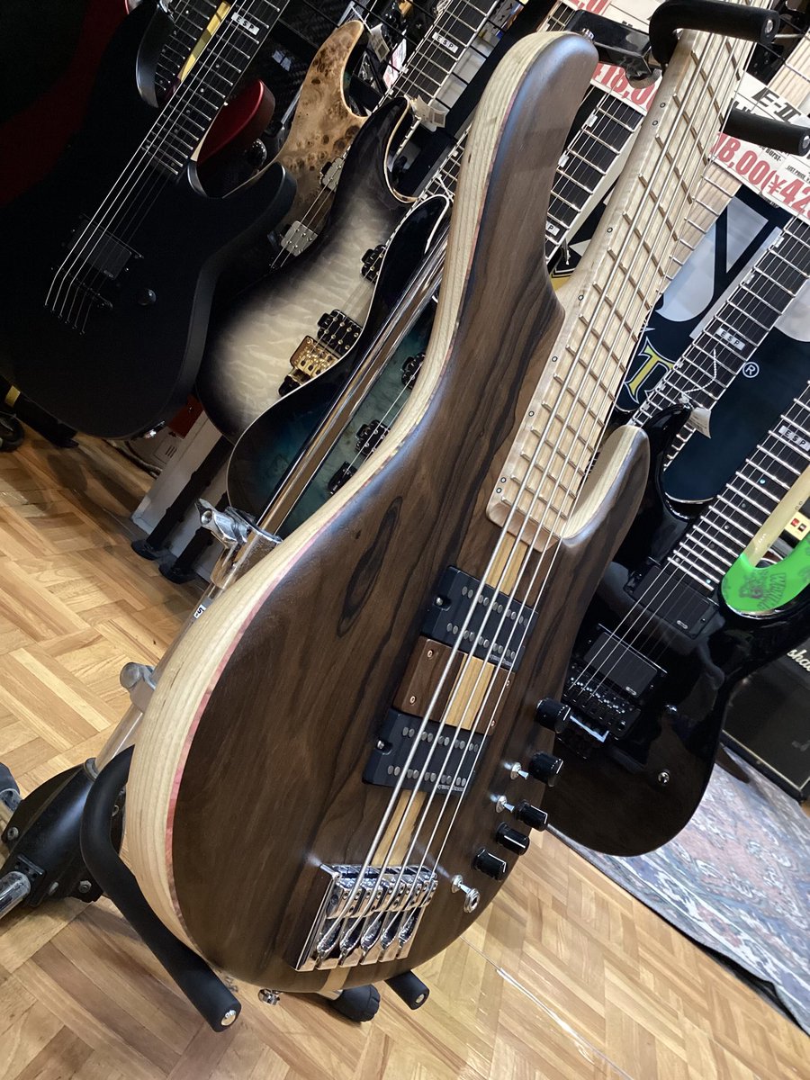 esptechhouse's tweet image. [中古入荷]
ESP Custom Order HALIBUT Ziricote 【USED】

希少なジリコテをトップにあしらったオーダーメイド品👀‼️
よく見るとトップ材とバック材の間にはまさかの材がサンドされています…👀

￥698,000-で販売開始です❕
#テクハスタッフたがわ
#御茶ノ水 #ESP #ベース #エレキベース