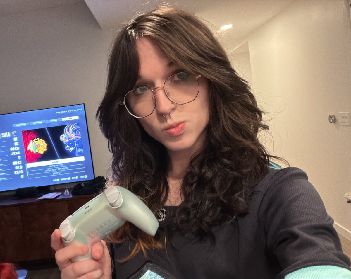 EvieGoesHard💙🤍 tweet media