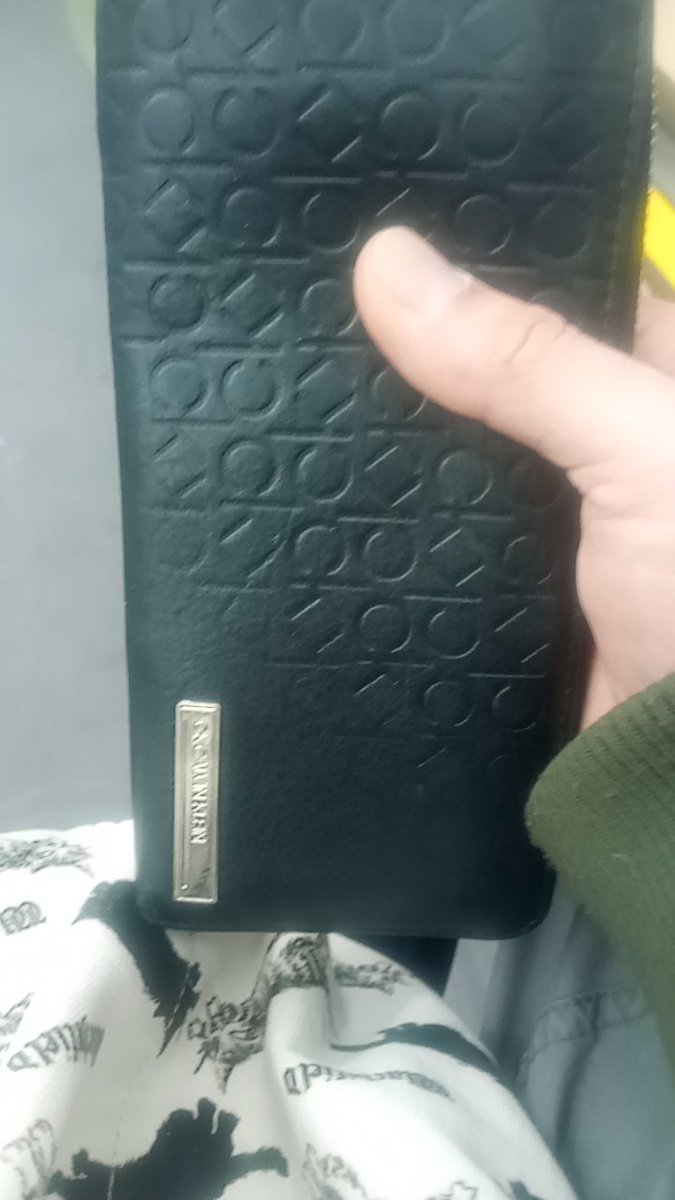 近鉄でカルバンクラインの財布拾った
京都駅の近鉄の駅員に渡したから取りに行くんやで