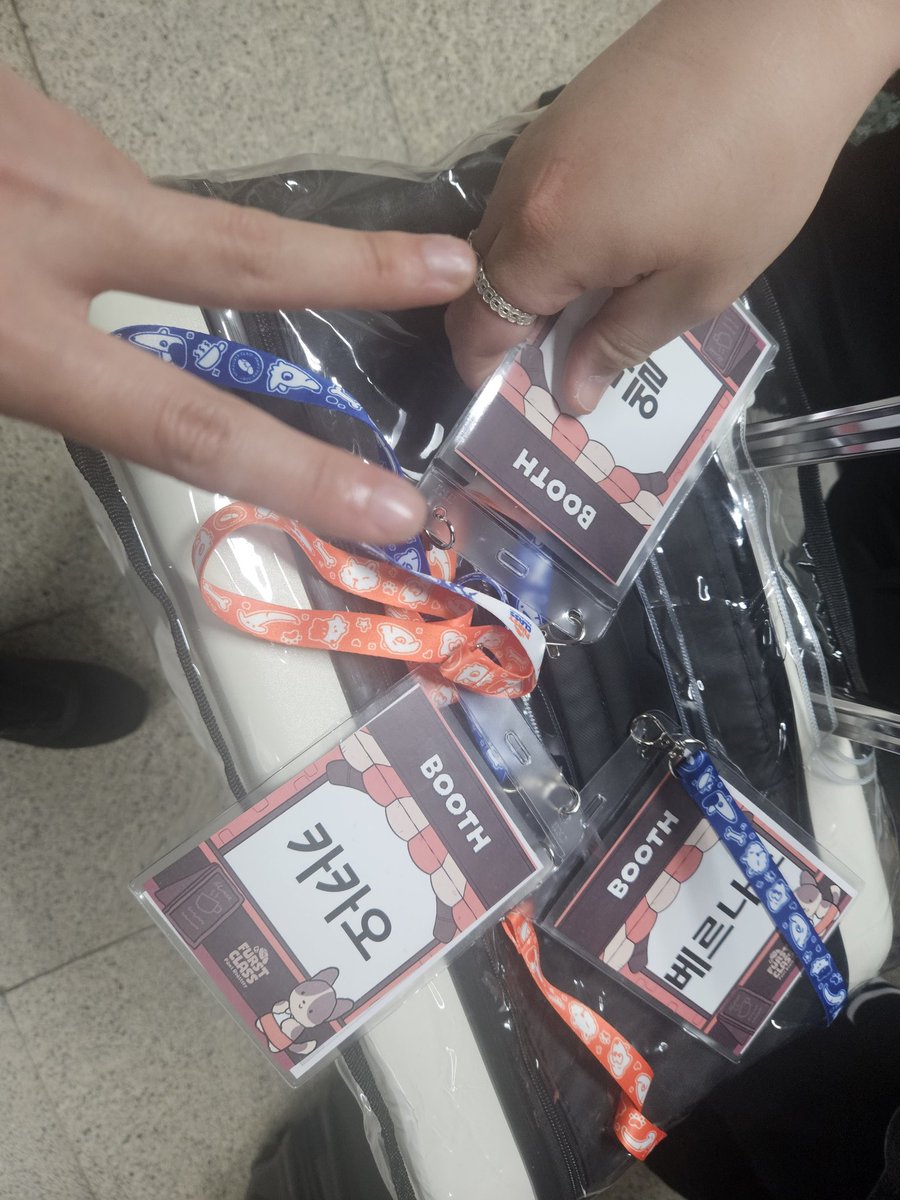 퍼스트클래스에서 저희 부스에 찾아주셔서 감사합니다
다음에도 더 나은 모습으로 또 뵙겠습니다

ps) 명찰 받을 때 저를 알아봐주신 분 그때 딴 생각하고 있어서 제대로 감사인사를 못 했습니다. 정말 감사합니다.