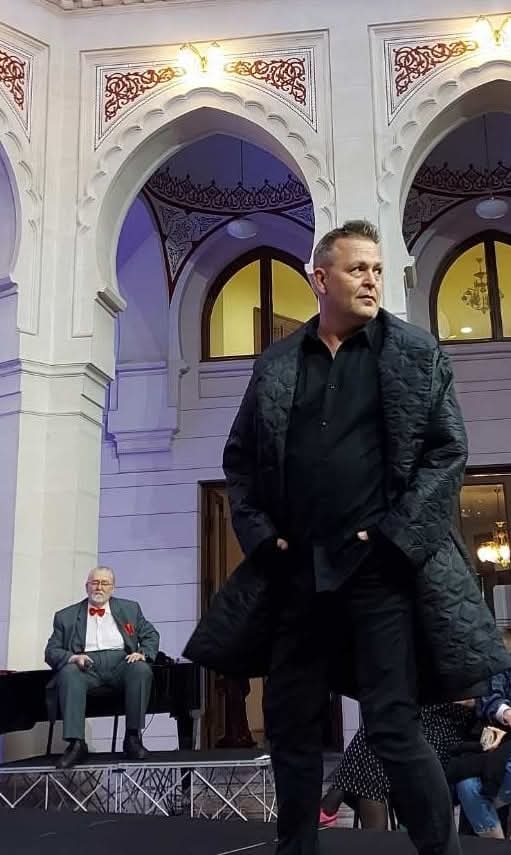 Kad ono jednom budem lagao unucima, kako sam bio maneken i kako su se otimali da im nosim kreacije po modnim revijama.

April 2022
#humanitarnamodnaaukcija