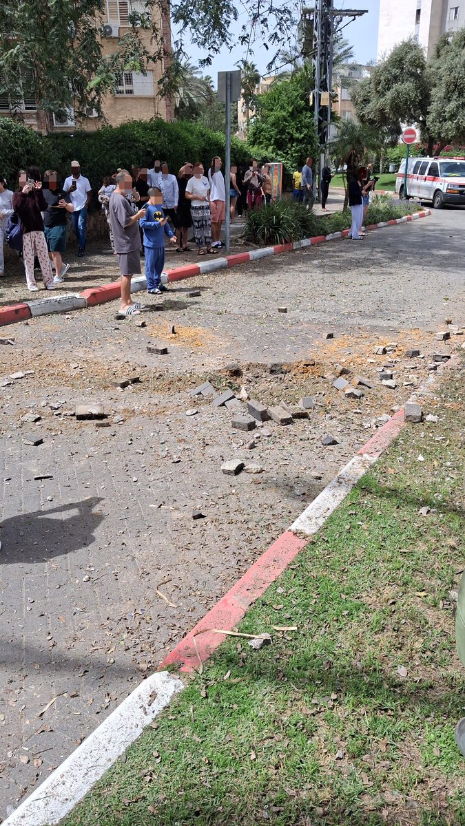 ⭕️ Des bâtiments résidentiels ont été endommagés dans les villes du centre de Bnei Brak et Ramat Gan par des sous-munitions issues d’un missile balistique iranien équipé d’une ogive à fragmentation, selon les services de secours.