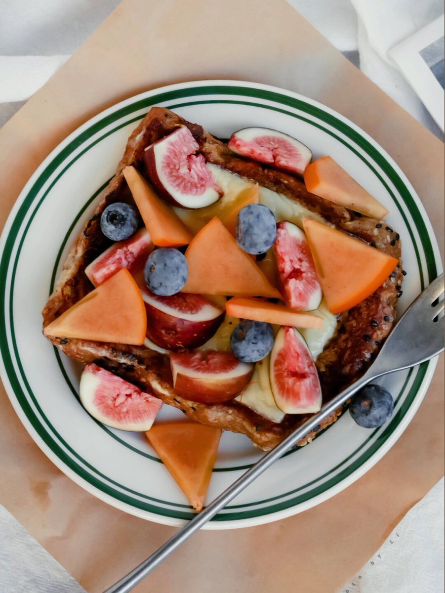 mrlocc2011's tweet photo. Sunny side up eggs + avocado toast + fresh berries = perfect lazy morning fuel https://t.co/pgcd9KW1e2