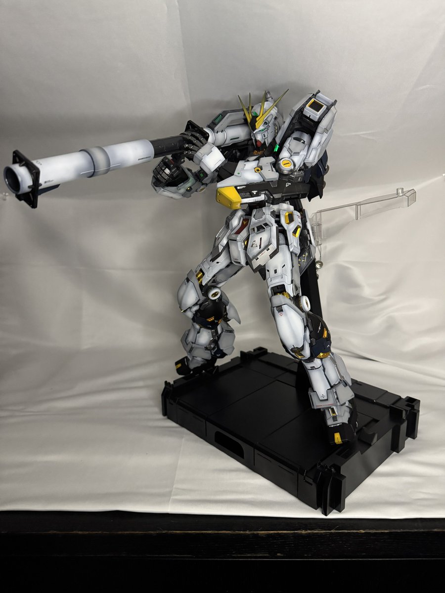 maburavu's tweet photo. 完成したPGUνガンダムでポージング取らせてみました

可動域、ギミックまさに最高峰！
これで6万は安く思えてくるほど😵‍💫
(LEDはbit trade oneのものを使用してコストカットしましたがw)

今年の最高傑作はこれで決まりです！

#PGUνガンダム 
#ガンプラの画像を貼るとRTされると聞いて 
#ガンプラ https://t.co/FdiXFuNr0v