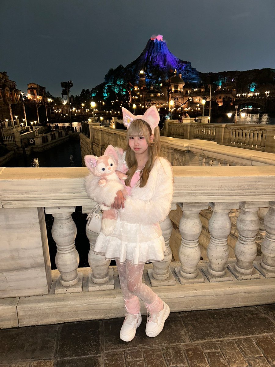 yu813zu's tweet photo. お久しぶりです！！
ディズニーシーに行ってき��よ🐭🏰💞
ファンタジースプリングスの乗り物全部乗れてどれも楽しかったし感動した꒰՞ɞ̴̶̷̥⩊ɞ̴̶̷̥꒱֯✨️
ずっと食べたかったリトルグリーンマンを食べれて幸せだった💚💚
明日はライブなので是非皆さん来てください‼️‼️
 #ディズニーシー https://t.co/ivm1dPJzvH