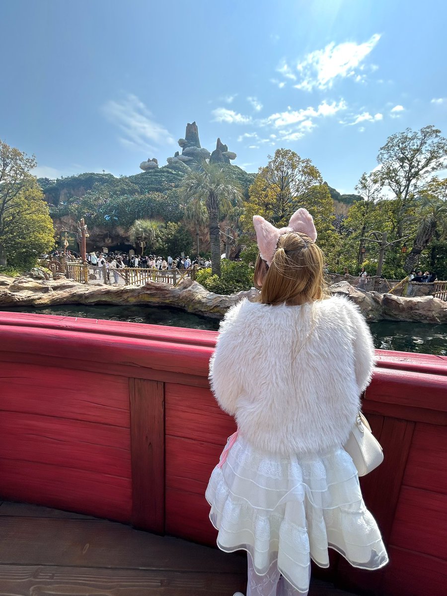 yu813zu's tweet photo. お久しぶりです！！
ディズニーシーに行ってき��よ🐭🏰💞
ファンタジースプリングスの乗り物全部乗れてどれも楽しかったし感動した꒰՞ɞ̴̶̷̥⩊ɞ̴̶̷̥꒱֯✨️
ずっと食べたかったリトルグリーンマンを食べれて幸せだった💚💚
明日はライブなので是非皆さん来てください‼️‼️
 #ディズニーシー https://t.co/ivm1dPJzvH