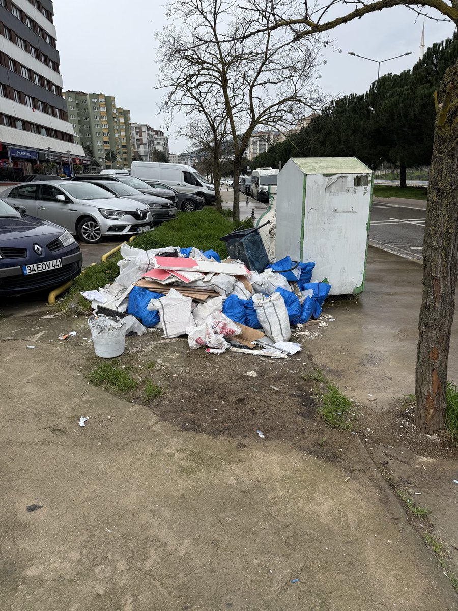 ozkankilinc's tweet photo. Sevgili @Pendik_Belediye ve @ahmetcinpendik 
Yarım saatlik bir yürüyüşte gördüğüm bu pislik görüntü sizce ilçemize yakışıyor mu?
Yapılan o kadar kıymetli işin yanında bu manzara sizleri de rahatsız etmiyor mu?
Yenişehir Mah. 
Cumhuriyet Bulvarı
Osmanlı Bulvarı
Şefika Sokağı https://t.co/DvZrH5QQZX
