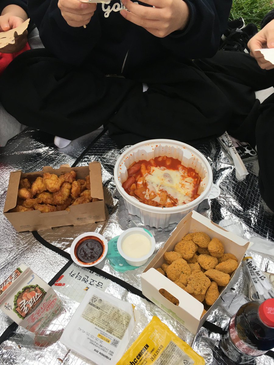 sumcoped's tweet photo. 어제 피크닉 가서 랜덤 배달음식 시켜먹기 했는데 비 옴
그래두재밌었지… https://t.co/ZdpqELJ7xs